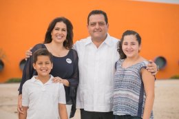 carlos mendoza y su familia.jpg