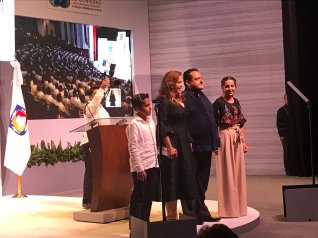 carlos mendoza davis familia.jpg