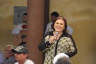 estehla-ponce-cantando.jpg