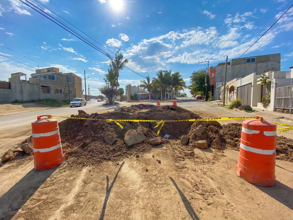 Para garantizar la dotación de agua potable a las familias sanluqueñas, OOMSAPAS Los Cabos realiza reparación de ducto en la colonia&nbsp;Hojazen