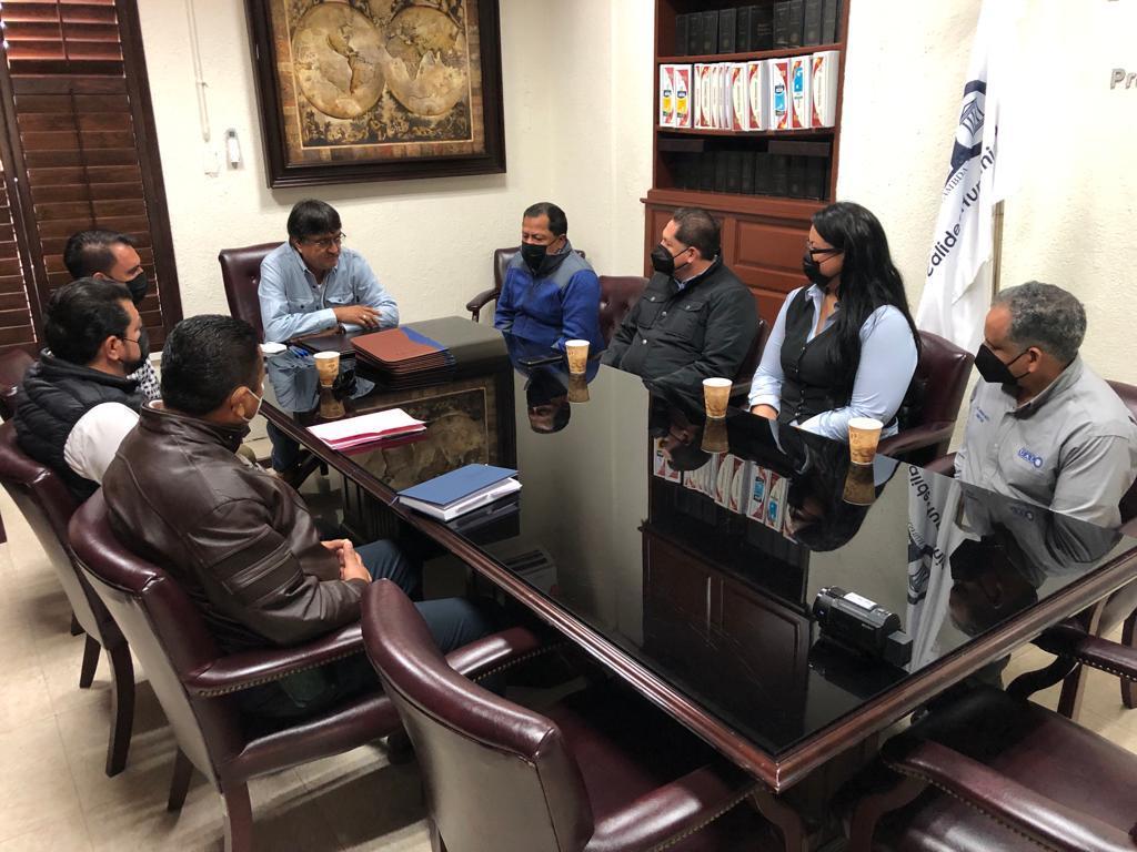 ¡Becas para que burócratas terminen&nbsp;universidad!