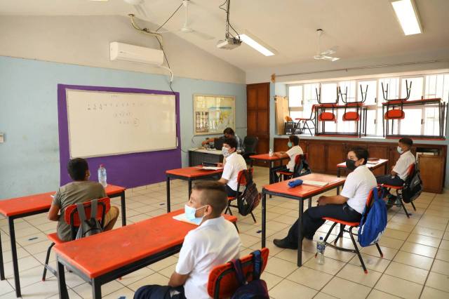 ¡Frente al grupo profesores con cubrebocas por&nbsp;favor!