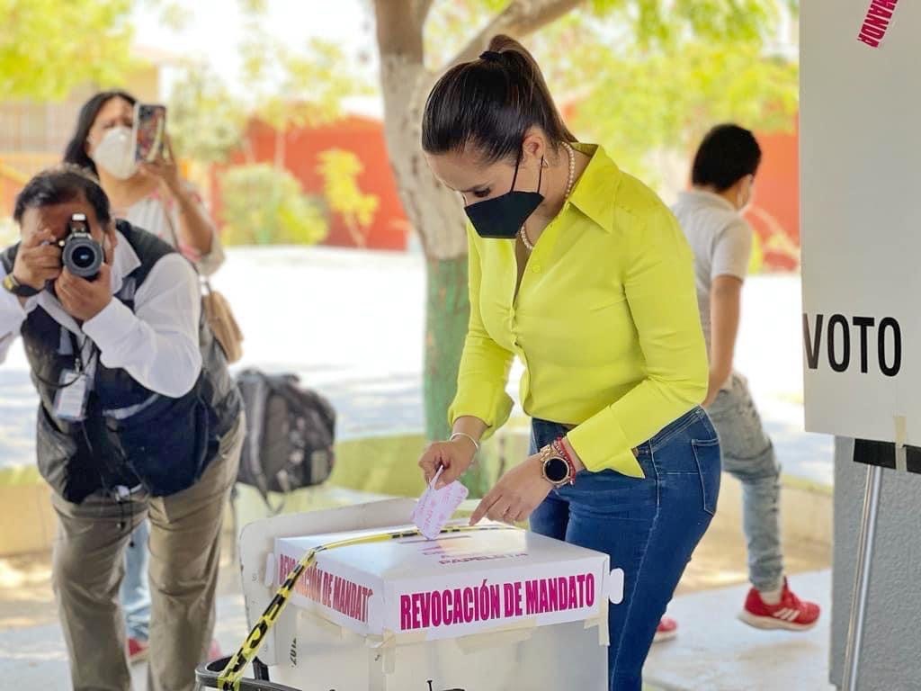 ¡Gaby Montoya votó para que siga&nbsp;AMLO!