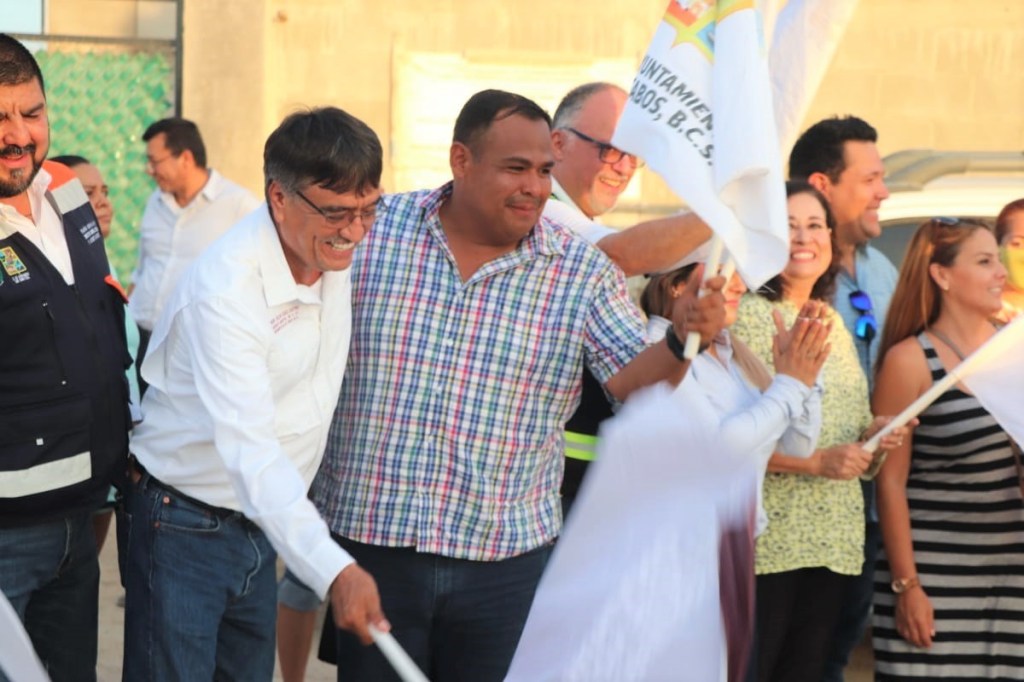 Con banderazo, el alcalde Oscar Leggs Castro inaugura obras de pavimentación y alumbrado púbico en El&nbsp;Tezal