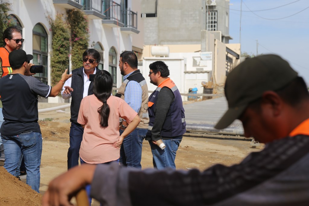 Supervisa alcalde Oscar Leggs Castro las obras de pavimentación en la calle 8 de Octubre en&nbsp;CSL