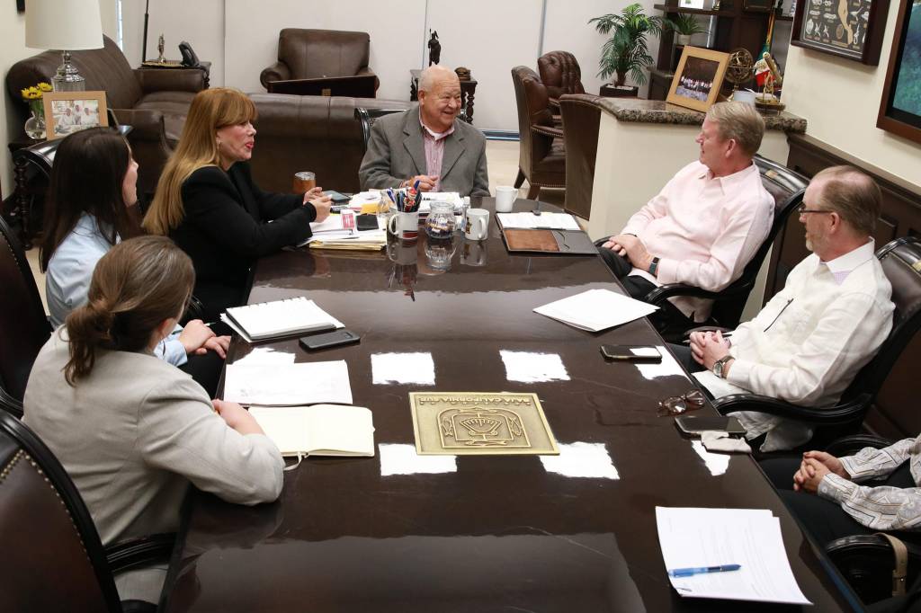 RECIBE GOBERNADOR VÍCTOR CASTRO A EMBAJADOR DE CANADÁ EN MÉXICO, GRAEME C.&nbsp;CLARK