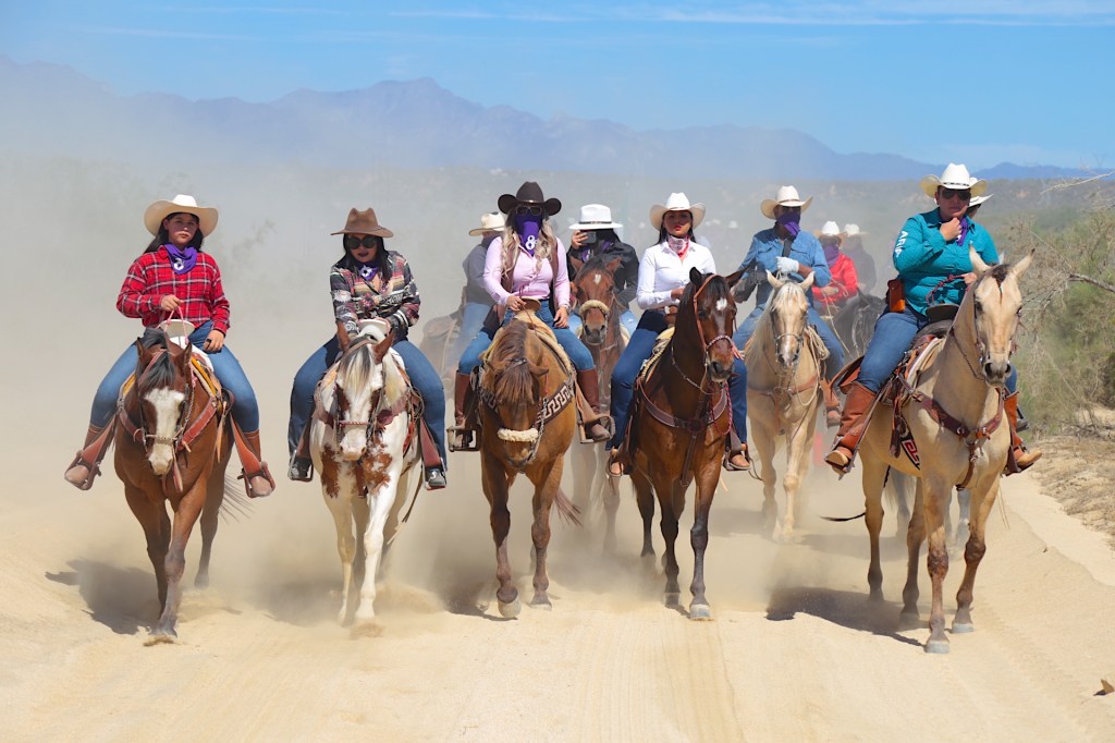 Para promover la equidad de género, el Gobierno de Los Cabos realiza la 1ra cabalgata en honor a la&nbsp;mujer