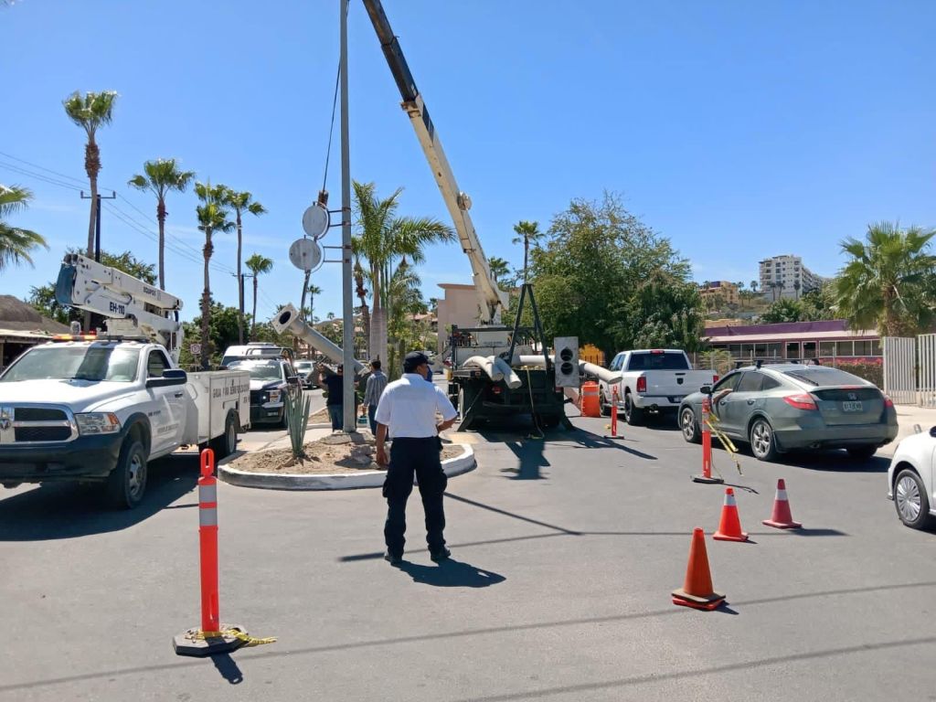 Seguridad Pública Reubica el semáforo del bulevar Teniente José Antonio Mijares a la zona del&nbsp;aeropuerto