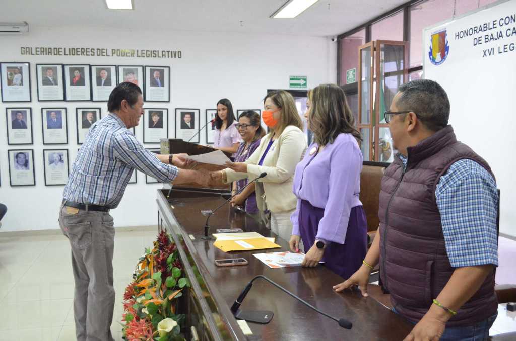 Reciben constancias de participación servidoras y servidores públicos del Congreso del Estado en materia de equidad e igualdad de&nbsp;género