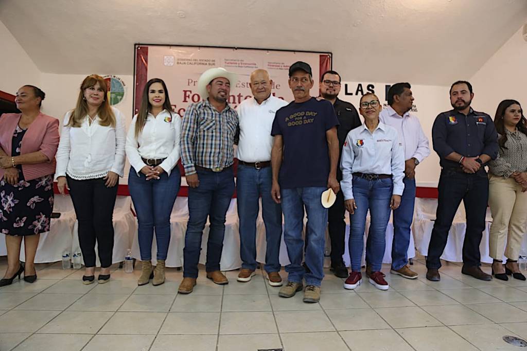 Gobierno de Los Cabos y de BCS fortalecen acciones para impulsar el bienestar de la población; entregan apoyos económicos en&nbsp;Miraflores