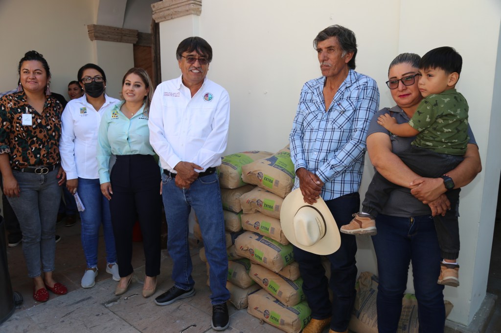 Nadie es más importante que todos juntos; entrega alcalde Oscar Leggs Castro apoyos sociales a familias de la zona rural y diferentes colonias del&nbsp;municipio