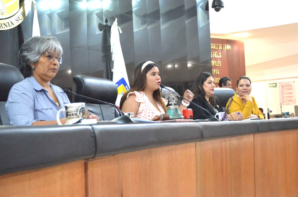 Recibe Congreso iniciativa ciudadana para eliminar rango de edad e incluir a jóvenes y mujeres en aspirantes a rectoría de la&nbsp;UABCS