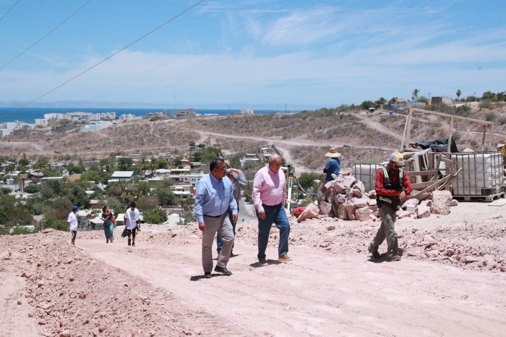 GOBERNADOR SUPERVISA OBRAS DE PAVIMENTACIÓN EN LA&nbsp;PAZ