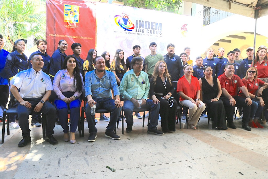 El alcalde de Los Cabos Oscar Leggs Castro, encabezó la entrega de becas deportivas a atletas destacados en el&nbsp;municipio.