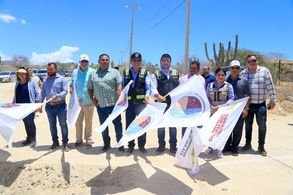 El alcalde Oscar Leggs Castro tuvo a bien encabezar el banderazo de inicio de 2 obras de pavimentación en las calles Camino al Arco y Calle Sin Nombre en la subdelegación de El&nbsp;Tezal