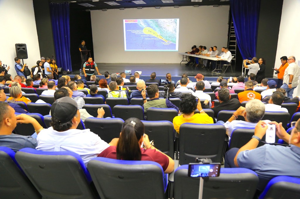 Ante la presencia del huracán ‘’Beatriz’’ categoría 1 en el pacífico, autoridades del municipio de Los Cabos ya se encuentran&nbsp;preparados