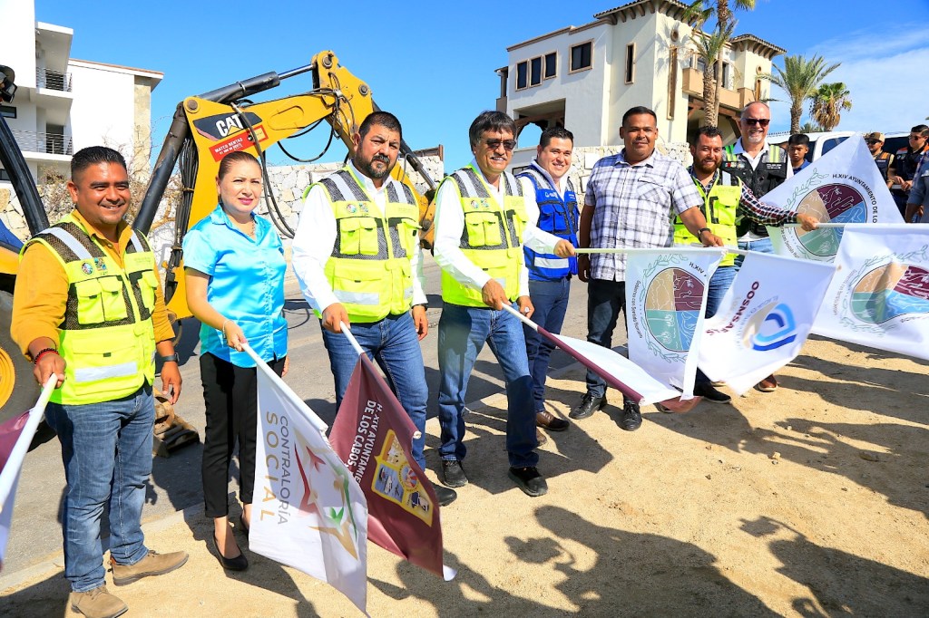 Este martes 11 de julio el alcalde de Los Cabos Oscar Leggs Castro puso en marcha los trabajos para la construcción de la línea de conducción de agua&nbsp;potable