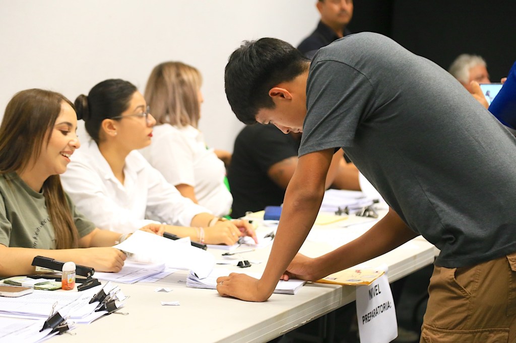 El Gobierno de Los Cabos a través de la Dirección Municipal de Educación, realizó la entrega de los bimestres marzo-abril y mayo-junio a 4 mil 487 beneficiarios de todo el&nbsp;municipio