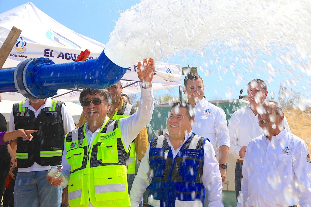 El presidente municipal Oscar Leggs Castro, en compañía del director general del Oomsapaslc Ismael Rodríguez Piña, supervisó el aforo -que hasta el momento es de 52 litros por segundo de agua- en el nuevo Pozo #5 “El&nbsp;Chaparro”