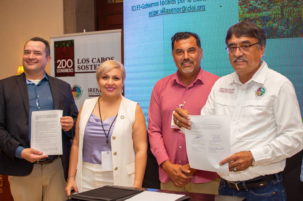 El alcalde Oscar Leggs Castro, la II regidora del Honorable Cabildo Irene Galindo Román, así como las y los representantes del COPLADEM, IMPLAN y de la Dirección de Desarrollo Sostenible del XIV Ayuntamiento de Los Cabos, llevaron a cabo la firma de una carta intención con ICLEI-Gobierno Locales por la Sustentabilidad, permitiendo fortalecer acciones en contra del cambio&nbsp;climático.