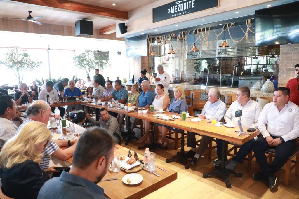 Ante los integrantes del Grupo Madrugadores de Los Cabos, el director general de Agua Potable, Ismael Rodríguez Piña, dio a conocer los avances importantes de los proyectos&nbsp;hídricos