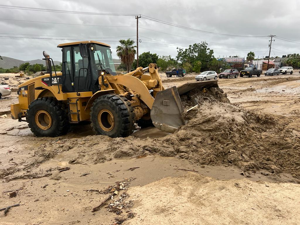 Por instrucción del alcalde de Los Cabos Oscar Leggs Castro, las principales calles y avenidas con mayor afectación tras el paso del huracán “Hilary” están siendo intervenidas por&nbsp;maquinaria