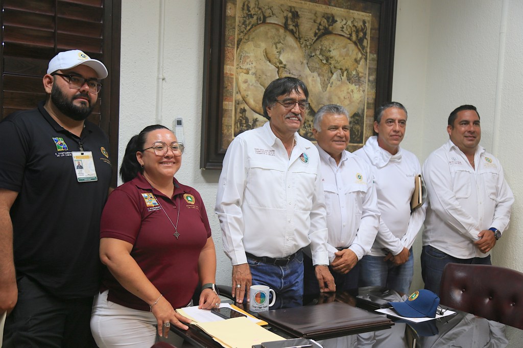 El alcalde de Los Cabos Oscar Leggs Castro, sostuvo una reunión con personal del Centro Nacional de&nbsp;Desastres