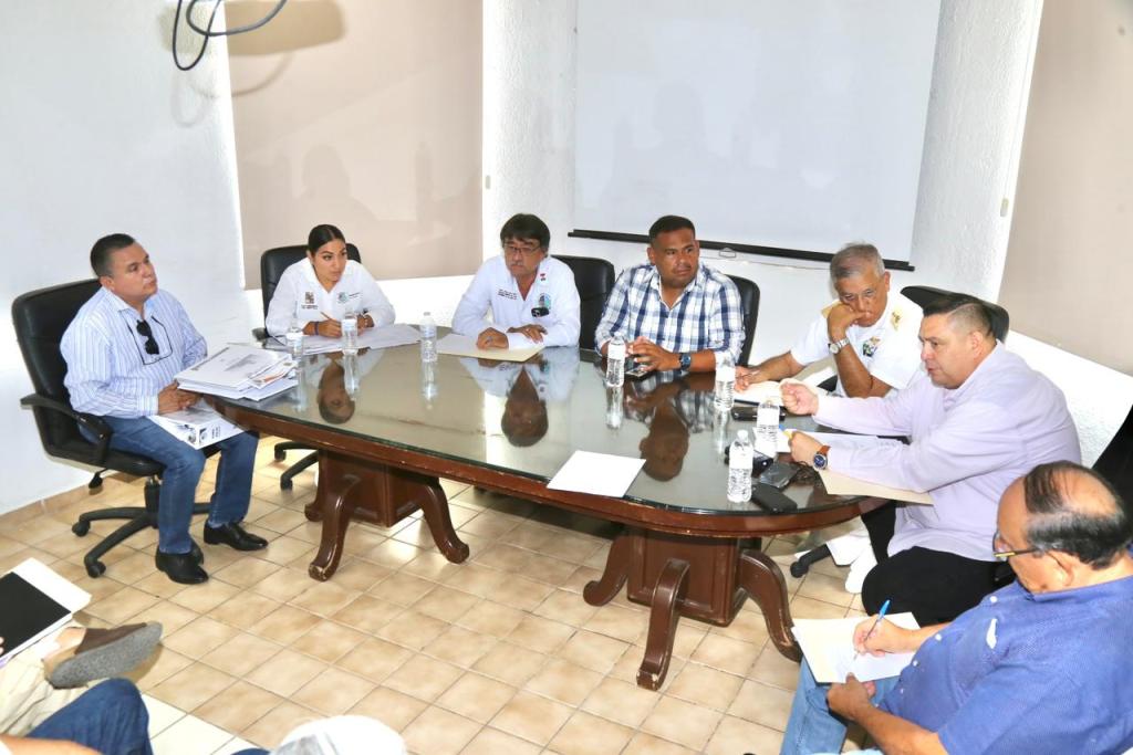 El alcalde Oscar Leggs Castro acompañado del delegado Raymundo Zamora Ceseña, encabezó una reunión con integrantes de Yenekamú A.C., para dar seguimiento al tema sobre el rescate del Faro Viejo de Cabo Falso en Cabo San&nbsp;Lucas.