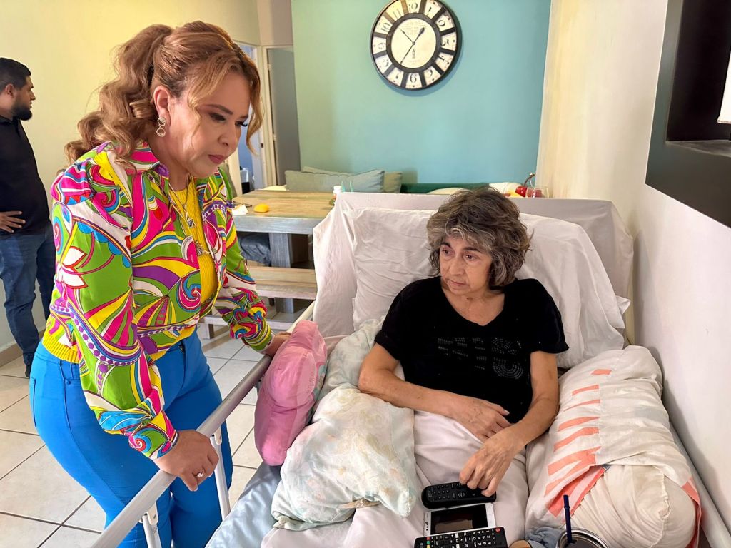 LA PRESIDENTA DEL DIF LOS CABOS ENTREGA CAMA HOSPITALARIA A&nbsp;CIUDADANA