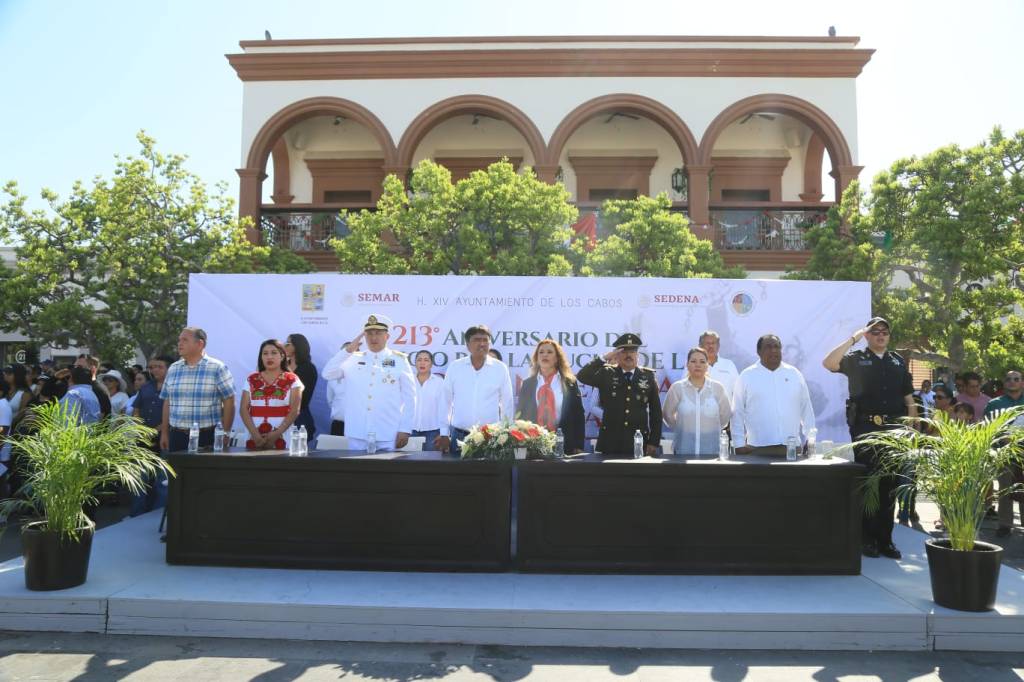 Se realizó este sábado 16 de septiembre en San José del Cabo el desfile cívico-militar para conmemorar el 213° Aniversario de la Independencia de México, acto que fue presidido por el alcalde de Los Cabos Oscar Leggs&nbsp;Castro.