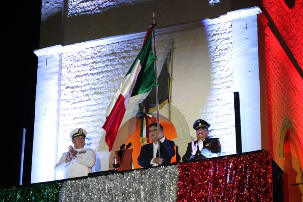 El presidente municipal de Los Cabos Oscar Leggs Castro, acompañado de su esposa  autoridades militares, encabezó el 213º aniversario de la conmemoración del “Grito de Independencia”, desde Palacio&nbsp;Municipal.
