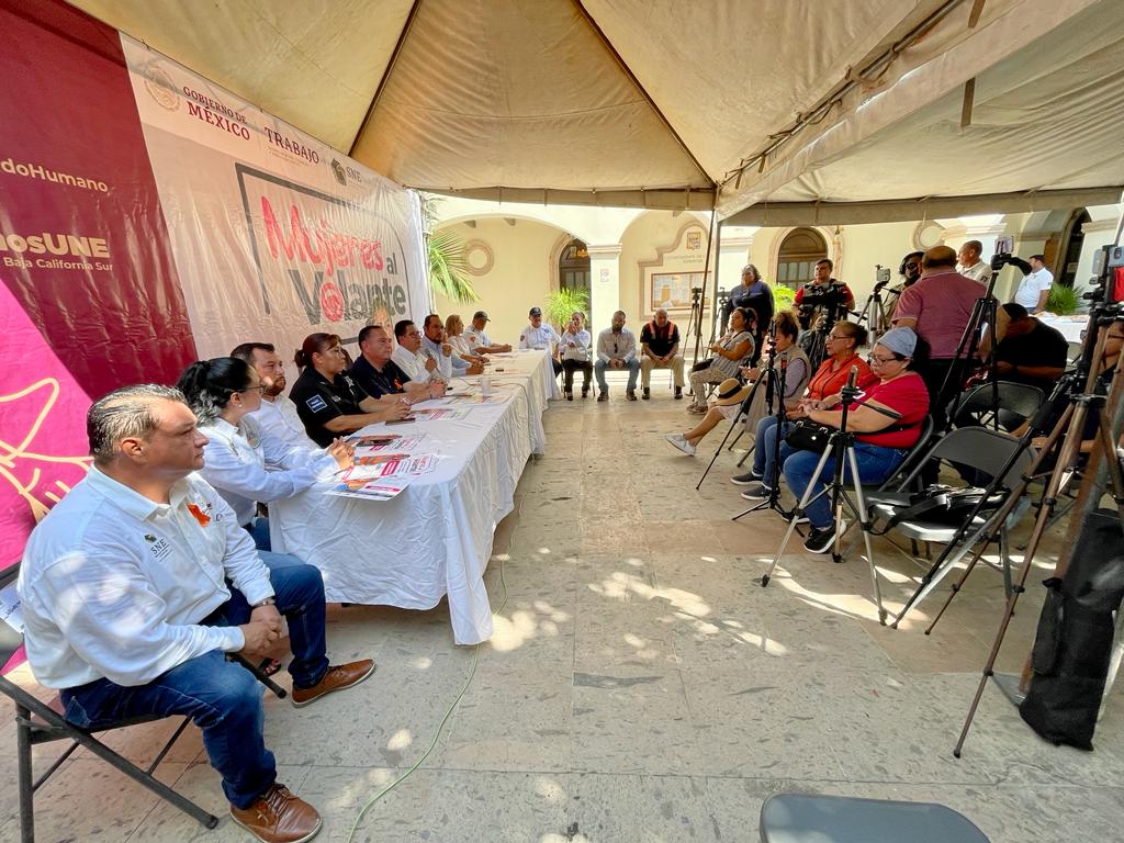 El XIV Ayuntamiento de Los Cabos que preside Oscar Leggs Castro puso en marcha este lunes en el patio del Palacio Municipal el programa “Mujeres al&nbsp;Volante”.