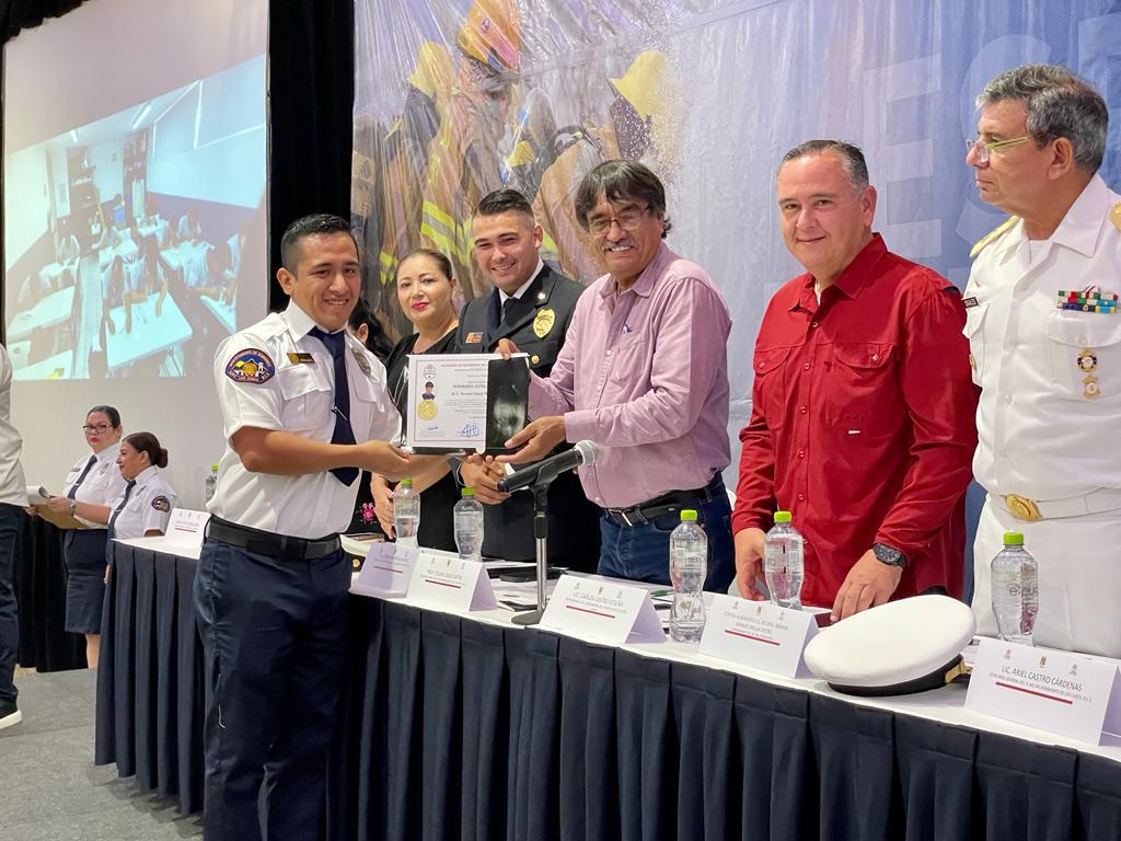 Como parte de la conmemoración del Día Nacional de la y del Bombero, el presidente municipal de Los Cabos Oscar Leggs Castro hizo entrega de constancias a 11 cadetes graduados de la 4ta Generación del Departamento de Bomberos de San José del&nbsp;Cabo.