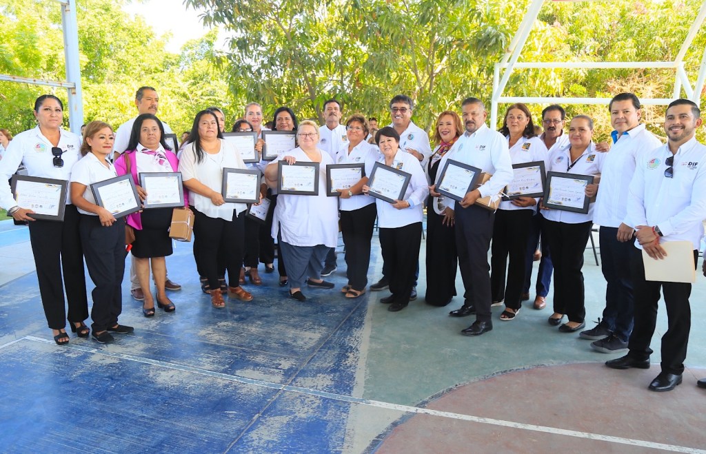 En el marco del acto cívico de honores a la bandera, el alcalde de Los Cabos Oscar Leggs Castro, encabezó la entrega de reconocimientos a personal del Sistema Municipal DIF con más de 20 años de&nbsp;servicio.