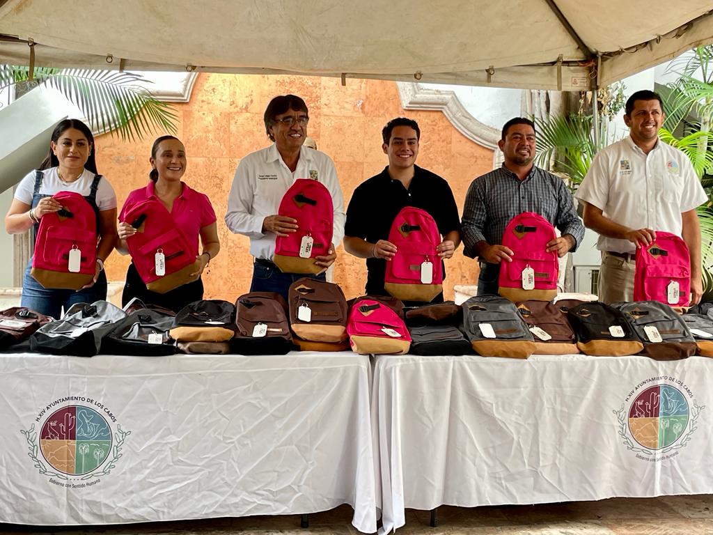 El alcalde Oscar Leggs Castro tuvo a bien recibir 200 mochilas en donación, por parte del sector empresarial, específicamente del Grupo Calyx&nbsp;Wellness.