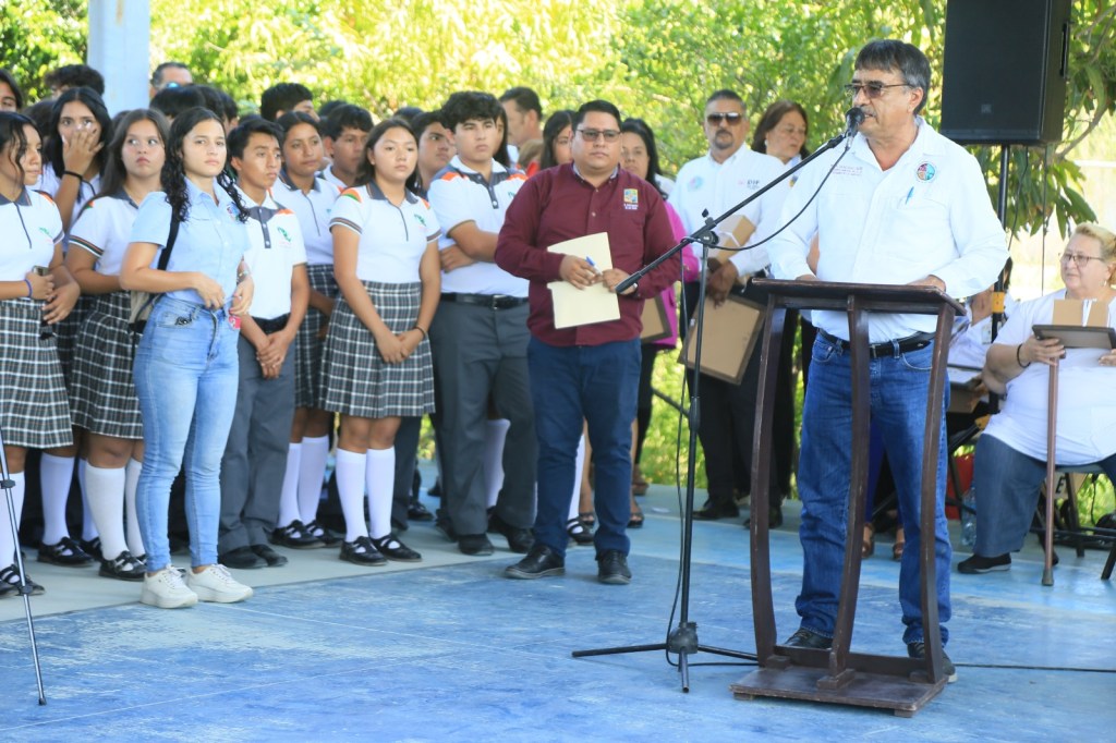 Durante el desarrollo del acto cívico de honores a la bandera, el alcalde Oscar Leggs Castro informó sobre la implementación de acciones para atender necesidades en este centro&nbsp;escolar.