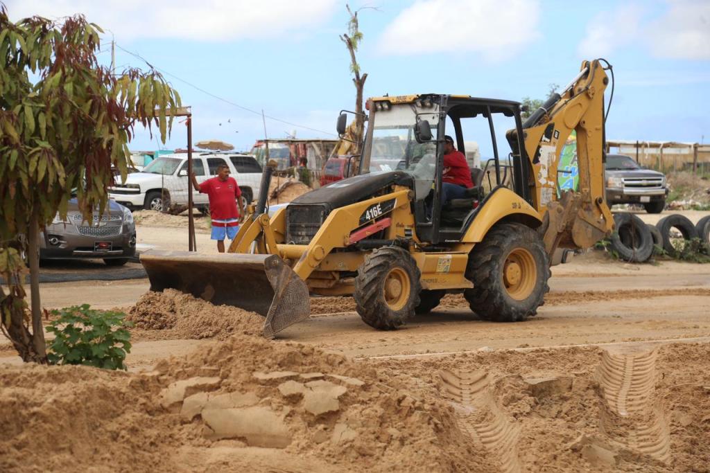 El delegado municipa, llevó a cabo la supervisión de las principales vialidades para coordinar las acciones inmediatas y garantizar la circulación de las personas que se desplazan desde las colonias de la parte alta de Cabo San&nbsp;Lucas.