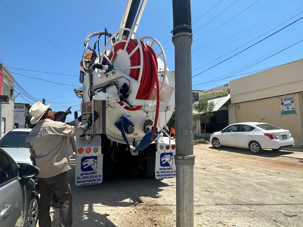 El Organismo Operador Municipal del Sistema de Agua Potable, Alcantarillado y Saneamiento de Los Cabos, trabaja en desazolvar los pozos de visita para  mejorar el flujo de la red y eliminar los derrames de aguas negras. 