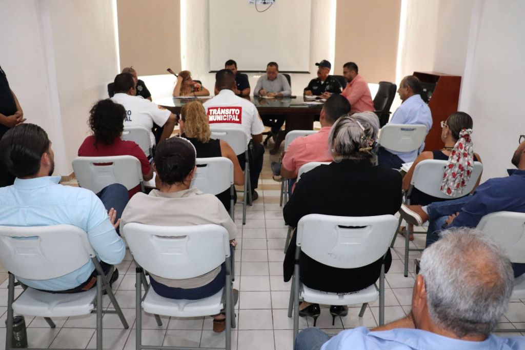 Para dar seguimiento al reordenamiento de la zona Centro de Cabo San Lucas, el secretario general de la delegación, encabezó una reunión de trabajo con integrantes de la Asociación de Empresarios de Los&nbsp;Cabos.