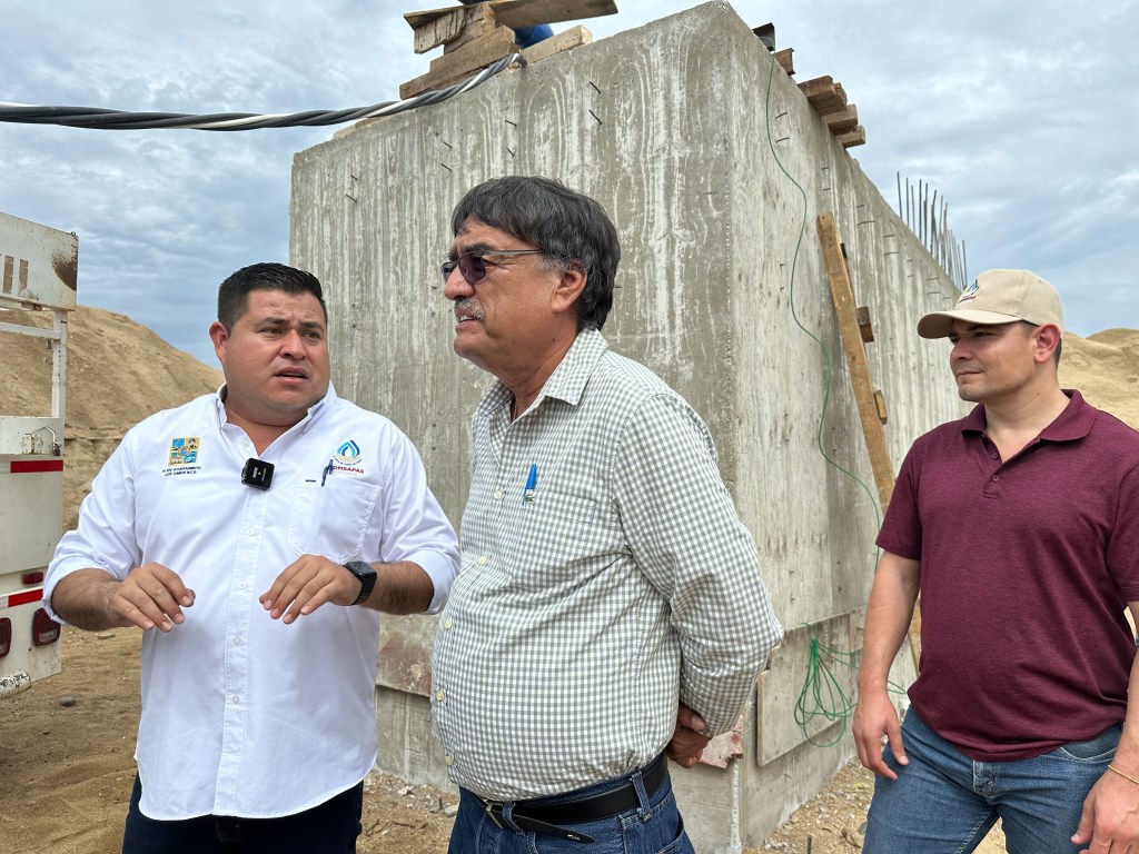 El alcalde Oscar Leggs Castro y el director general del Organismo Operador Municipal del Sistema de Agua Potable, realizaron un recorrido de supervisión por la obra del pozo #5 El&nbsp;Chaparro.