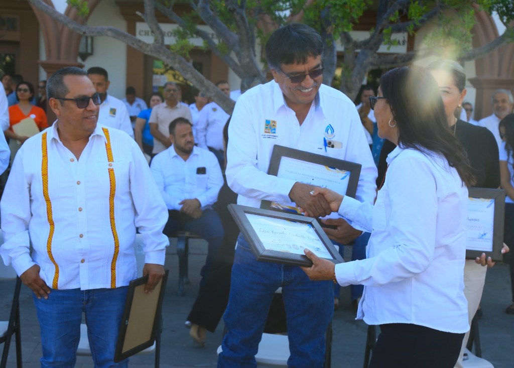 El alcalde Oscar Leggs Castro encabezó la entrega de reconocimientos al personal sindicalizado de la Tesorería General Municipal con más de 20 años de&nbsp;servicio.