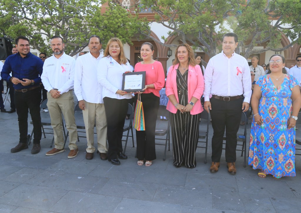 En el marco del acto cívico de honores a la bandera celebrado este lunes, hicieron entrega de reconocimientos al personal sindicalizado de la Secretaría General Municipal y de la Dirección Municipal de Protección Civil, con más de 20 años de&nbsp;servicio.