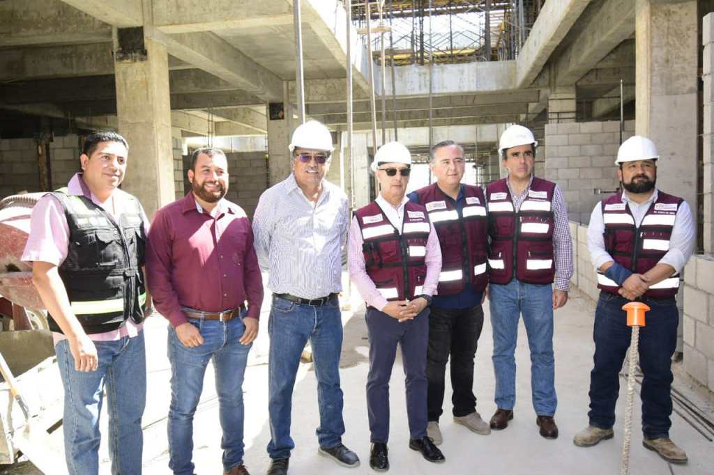 El alcalde de Los Cabos Oscar Leggs Castro, acompañó en una visita de supervisión de obra al director general del ISSSTE a nivel&nbsp;nacional.