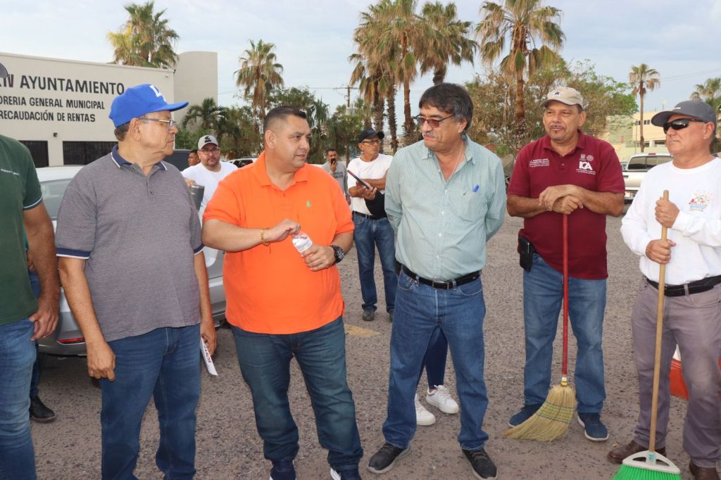 A muy temprana hora continuó la campaña de limpieza que forma parte del plan emergente de 10 días, luego del paso del huracán Norma por el destino, siguiendo la instrucción del alcalde del XIV Ayuntamiento de Los Cabos Oscar Leggs&nbsp;Castro.