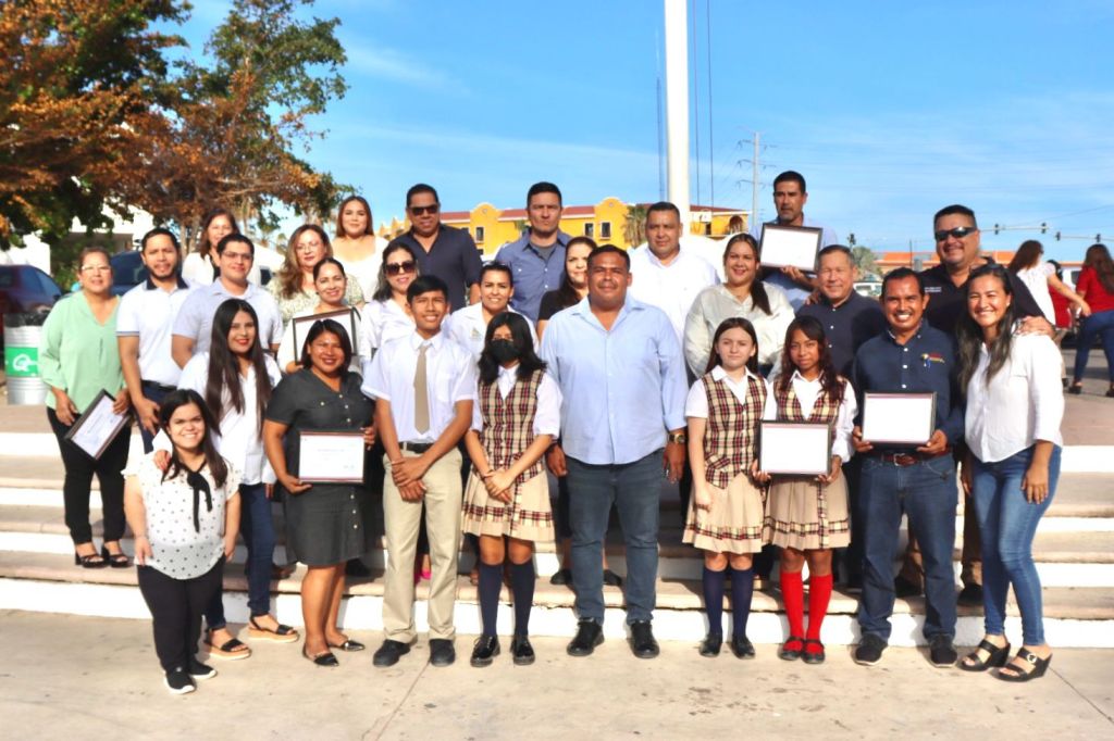 El delegado municipal Raymundo Zamora Ceseña, encabezó la ceremonia cívica que se realizó en la plaza León Cota&nbsp;Collins.