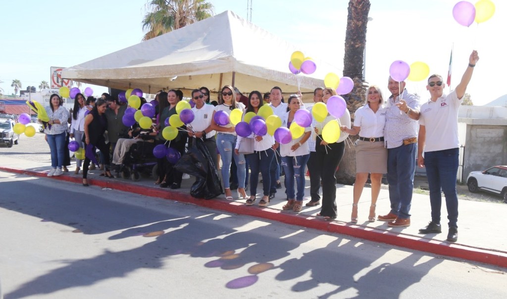 Personal del DIFen Cabo San Lucas y personal de las distintas áreas del Gobierno de Los Cabos, se trasladaron esta mañana al bulevar Constituyentes, para iniciar de manera formal el boteo para la recolección de apoyos del Teletón&nbsp;2023.