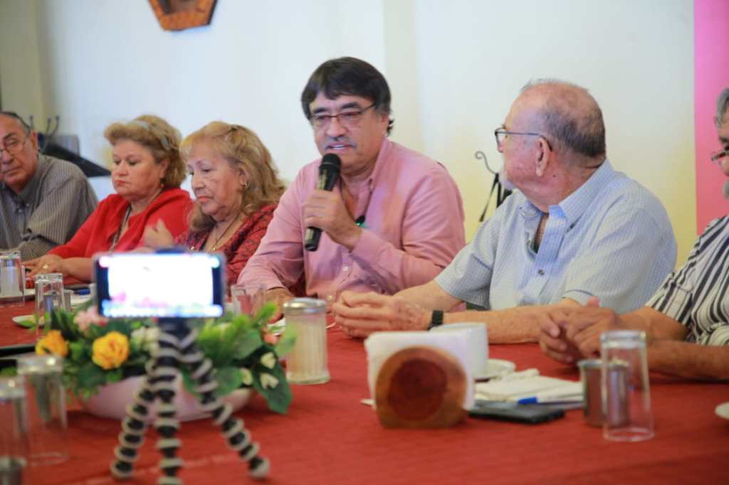 El presidente municipal de Los Cabos Oscar Leggs Castro, se reunió con el Grupo Reflexión A.C., quienes le reconocieron la labor con sentido humano que se realiza en el municipio situado en la parte austral de la&nbsp;península.