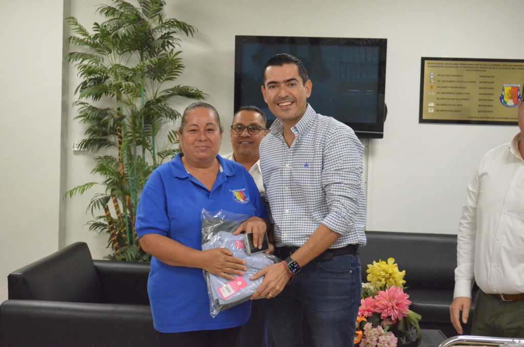 Entrega el Congreso del Estado uniformes a personal del Poder&nbsp;Legislativo