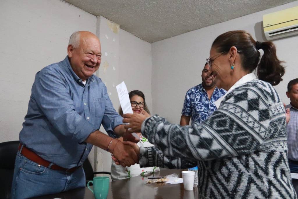 ENTREGA GOBERNADOR A PRODUCTORES DE COMONDÚ CARTAS DE AUTORIZACIÓN PARA ADQUISICIÓN DE MATERIALES Y&nbsp;EQUIPOS