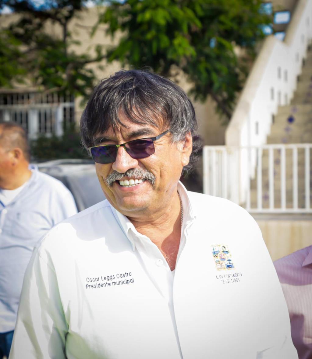 El alcalde de Los Cabos, Oscar Leggs Castro, verificó los trabajos de bacheo que se implementan en diversas vialidades en Cabo San&nbsp;Lucas.